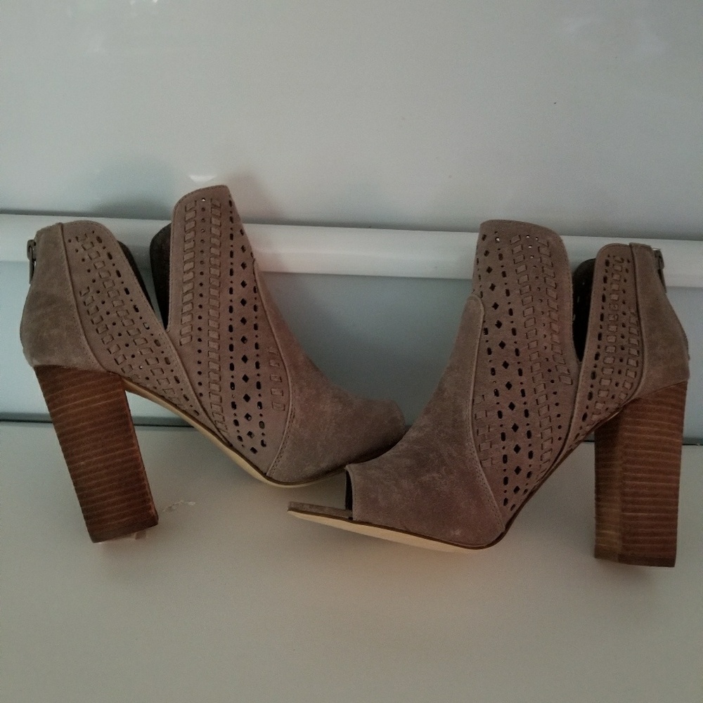 Gray ankle boots, light gray.